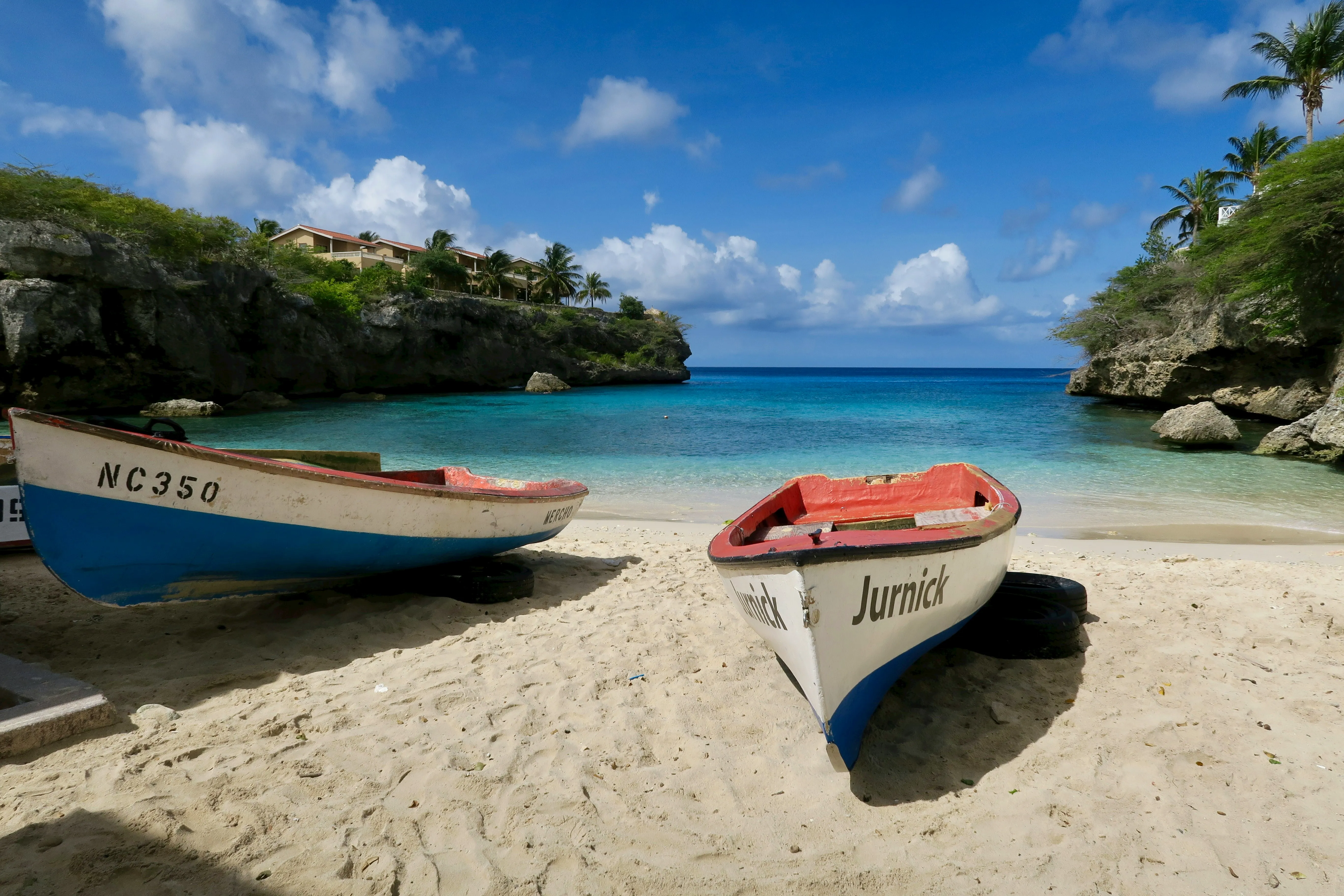 Bild eines strandes mit zwei booten